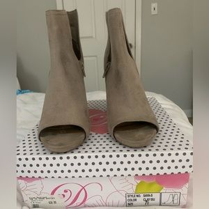 Diva brand ankle boots .  7 1/2 .  Color is listed as clay .  Open toe.